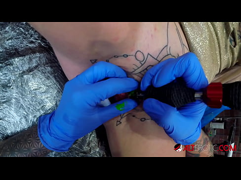 ❤️ Extrem tattooed Hottie Sully Savage krut en Tattoo op hirem Klitoris ❌ Qualitéit Sex bei eis lb.onlyhdporn.ru ❤